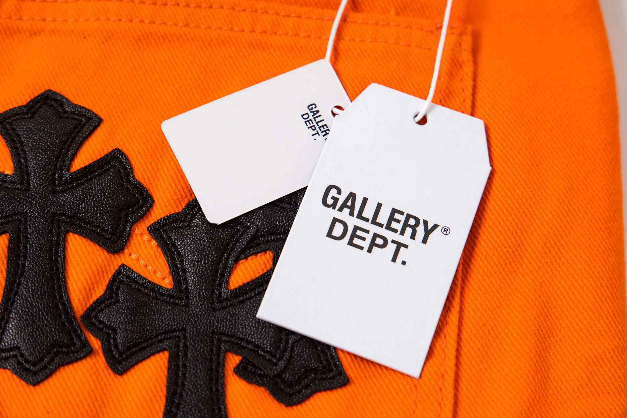 #8204 P230💰 GALLERY DEPT. Vintage spliced orange cross loose washed flared jeans - truly restore the ultimate texture of Vintage - original hardware accessories washed and other elevators, QR code analysis are all purchased from the original factory, high degree of restoration, you are welcome to compare with a certain product~ - Three-dimensional version Loose and comfortable, not picky about the figure, taller and slimmer, factory Seiko, original quality control, same style for men and women, can be matched with couples, versatile recommendation, must-have jeans for all seasons -Size: 28 30 32 34 36